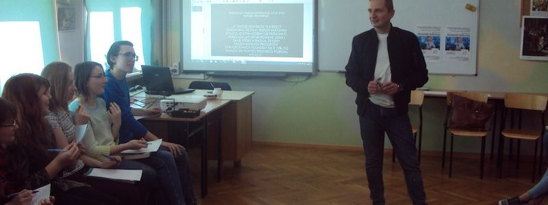 „I ty możesz zostać dziennikarzem… Dominik Sołowiej  spotkał się z  młodzieżą w zambrowskim ogólniaku”